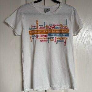 Center for Civil and Human Rights white round neck short sleeve T shirt M